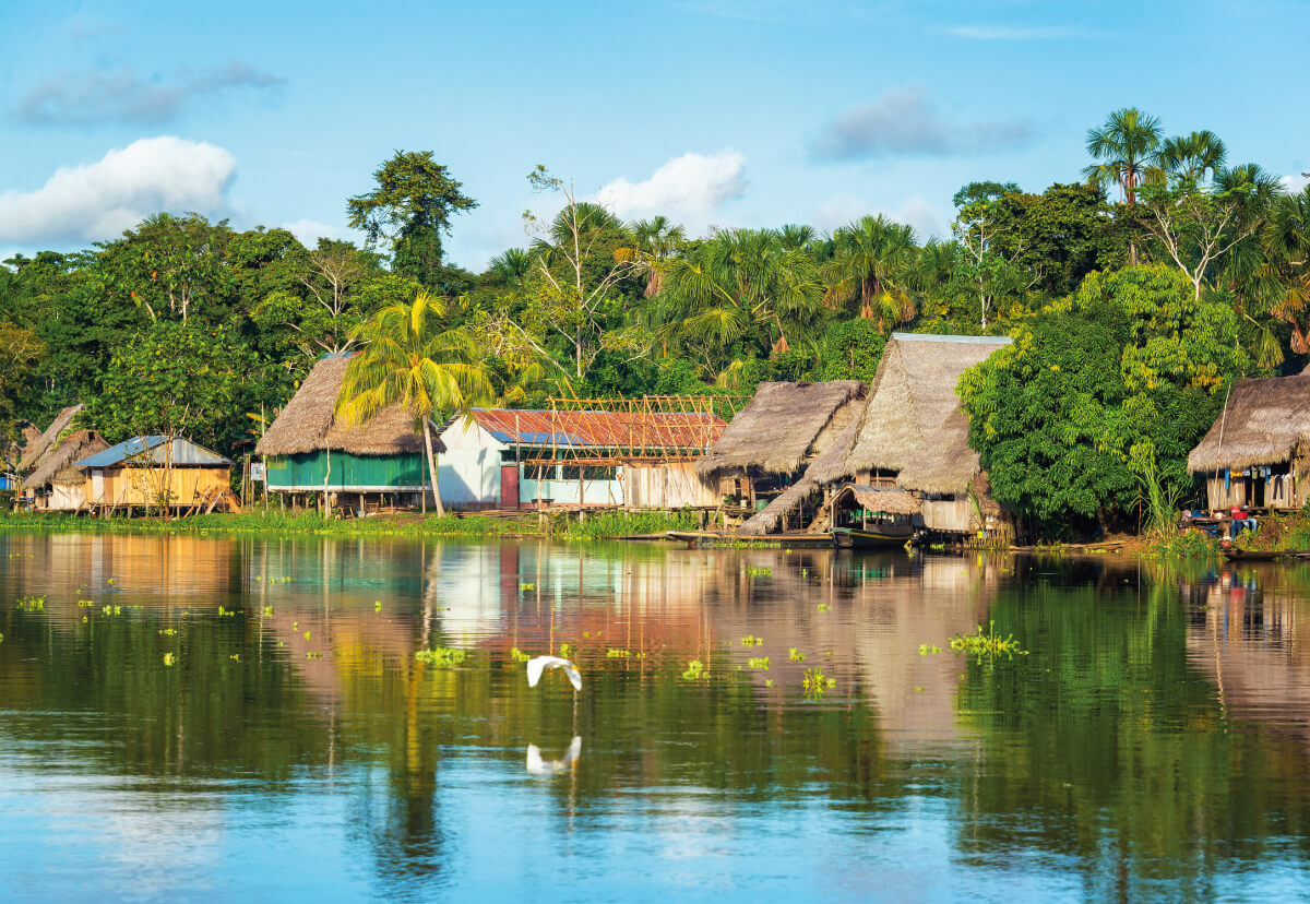 Casas junto a un río amazónico