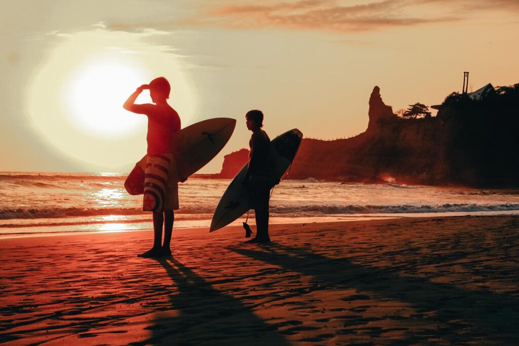 Surfistas al atardecer en Montañita